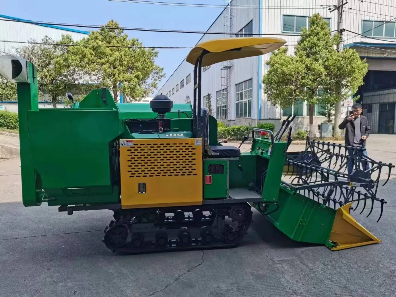 Small Combine Harvester: Harvesting, Threshing, And Bagging