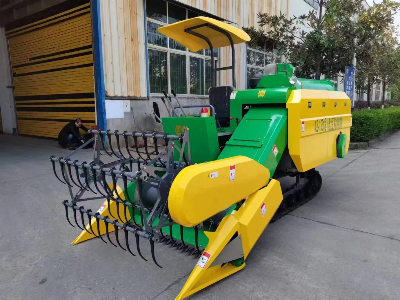 Small Combine Harvester: Harvesting, Threshing, And Bagging