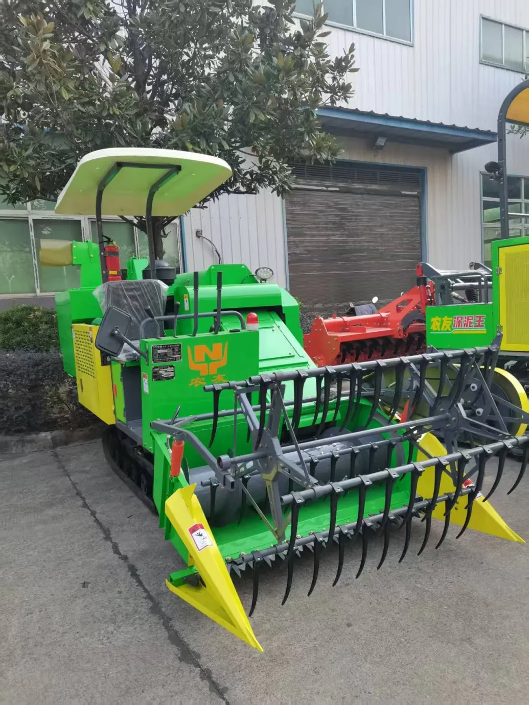Small Combine Harvester: Harvesting, Threshing, And Bagging
